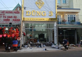 Bảng Hiệu Tiệm vàng Dũng 3 - Chất Liêu Alu vàng gương đèn sáng hắt chân